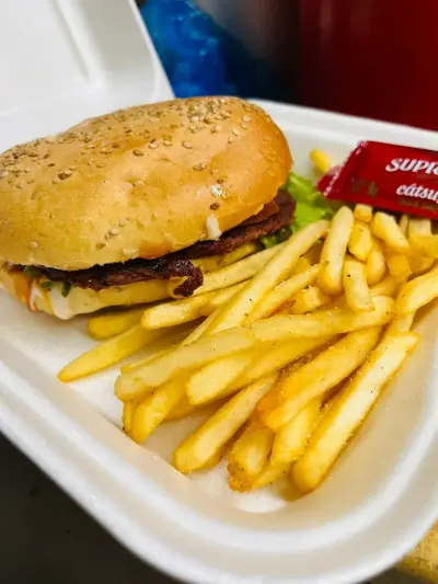 Hamburguesa clásica  con papas