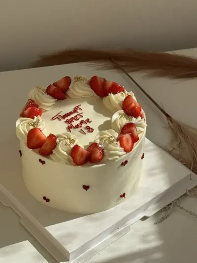 Pastel de fresa con crema.