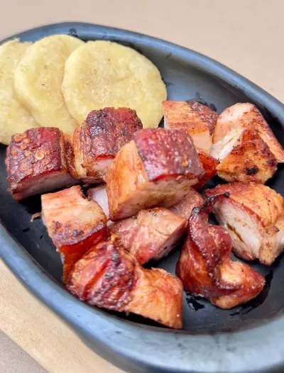 Chicharrón con Arepa
