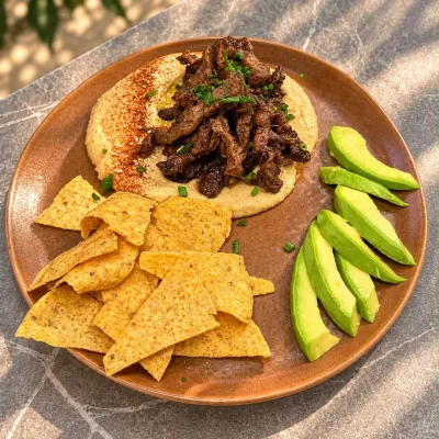 Fajitas de Res en cama de Hummus