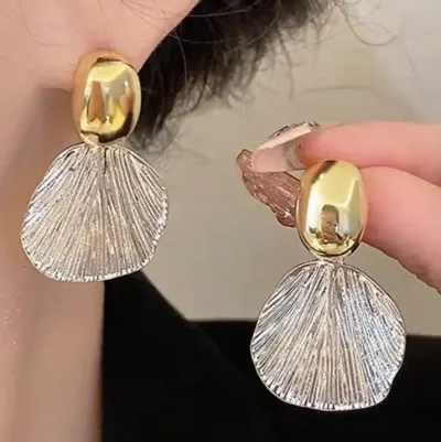 Elegantes Aretes Colgantes de Pétalo ✨🌸