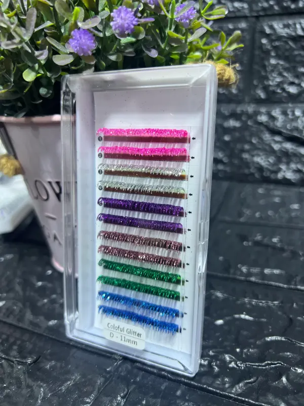 Pestañas de colores y brillos