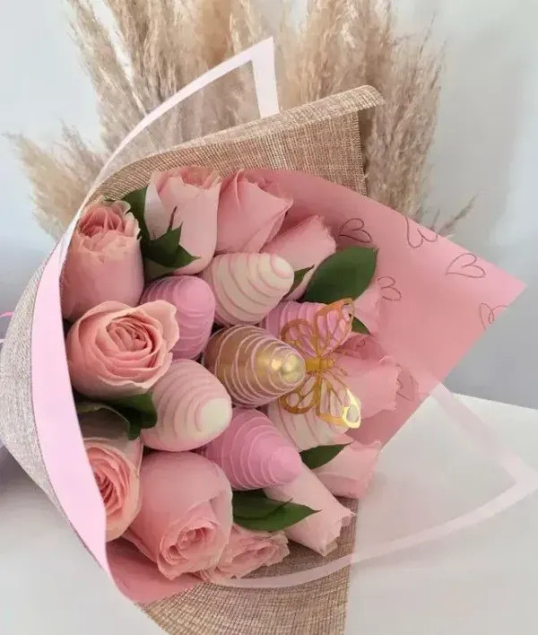 BOUQUET DE ROSAS Y FRESAS CON CHOCOLATE