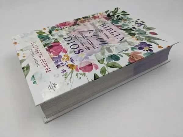 Biblia RVR60 Para Jóvenes – Una Joven Conforme al Corazón de Dios | Elizabeth George Tapa Dura