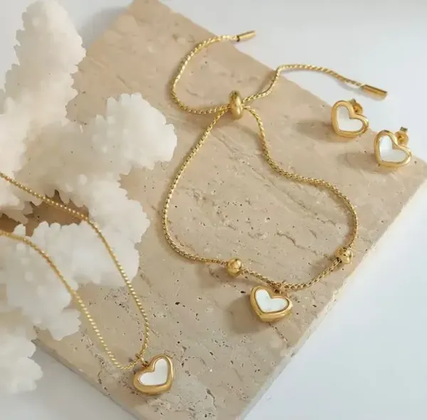 Conjunto Corazón Elegante Dorado con Detalles Perla ??