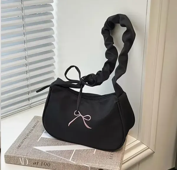 Bolso Coquette Negro con Lazo Rosa y Asa Fruncida  ??