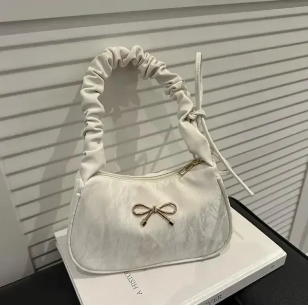 Bolso Coquette Blanco con Lazo Dorado y Asa Fruncida??