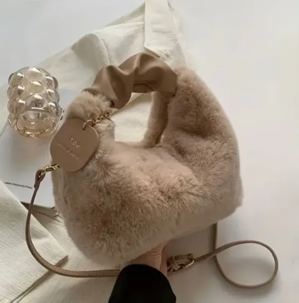 Bolso de Peluche Luxe Beige con Correa Ajustable?
