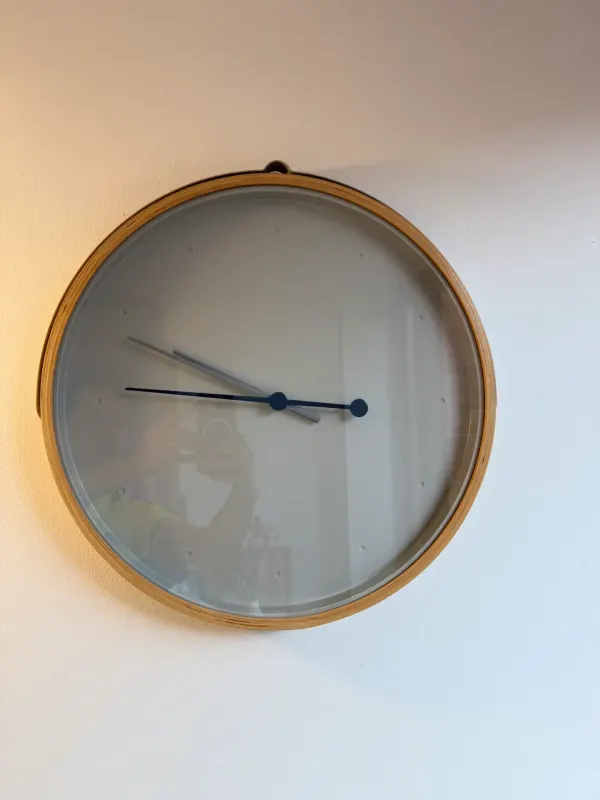 Reloj de pared madera y gris