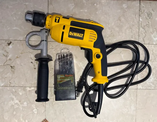 Taladro Percutor Dewalt con juego de brocas semi-industrial