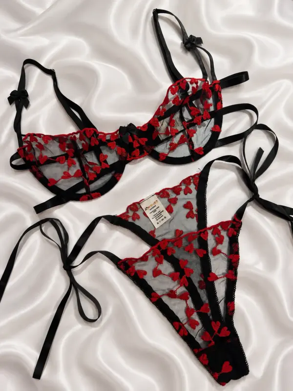 Set Negro con corazones rojos