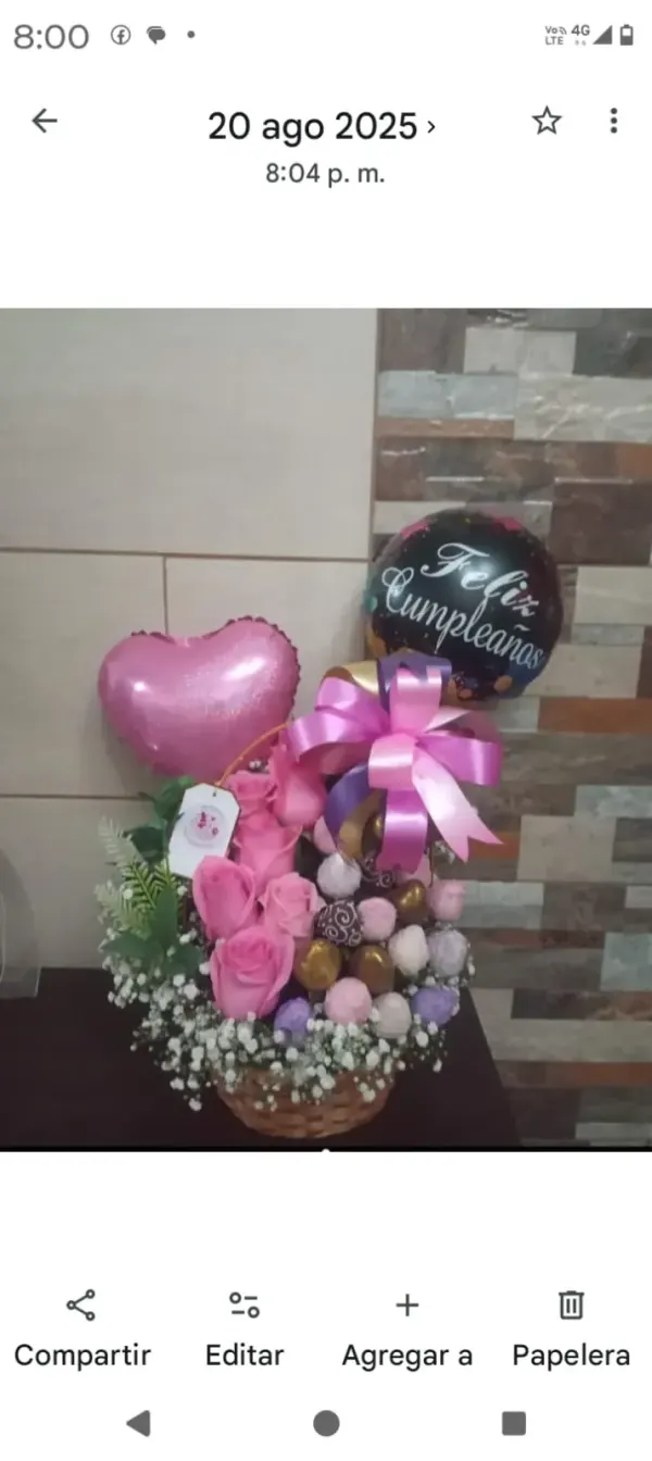 Arreglos de fresas bañadas en chocolate acompañadas con flores