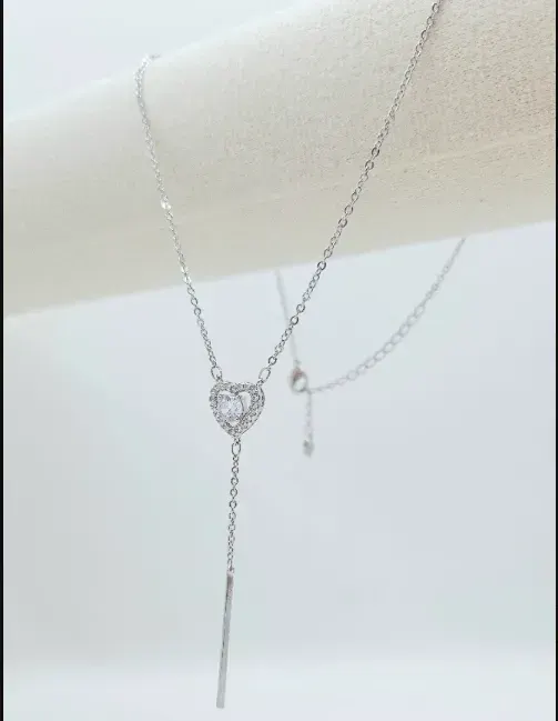 Collar plateado de corazón