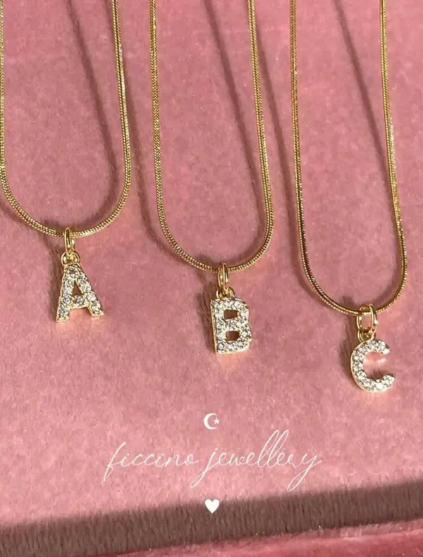 Cadena minimalista de inicial