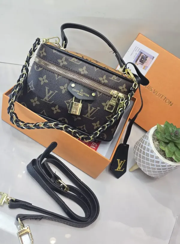 Bolso Monograma Café con Correa Ajustable