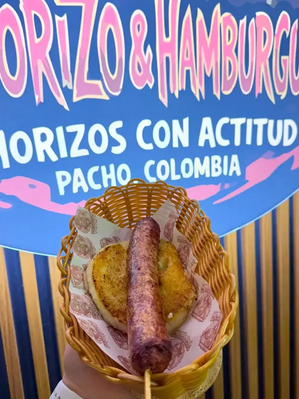Chorizo con arepa de queso