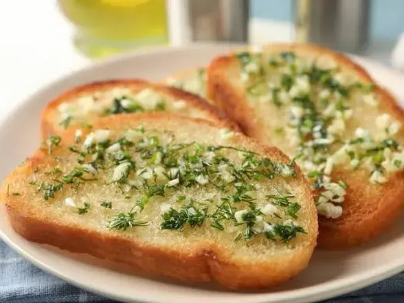 TOSTADAS EN MANTEQUILLA DE AJO