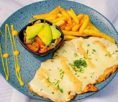 PECHUGA GRATINADA Y PAPITAS