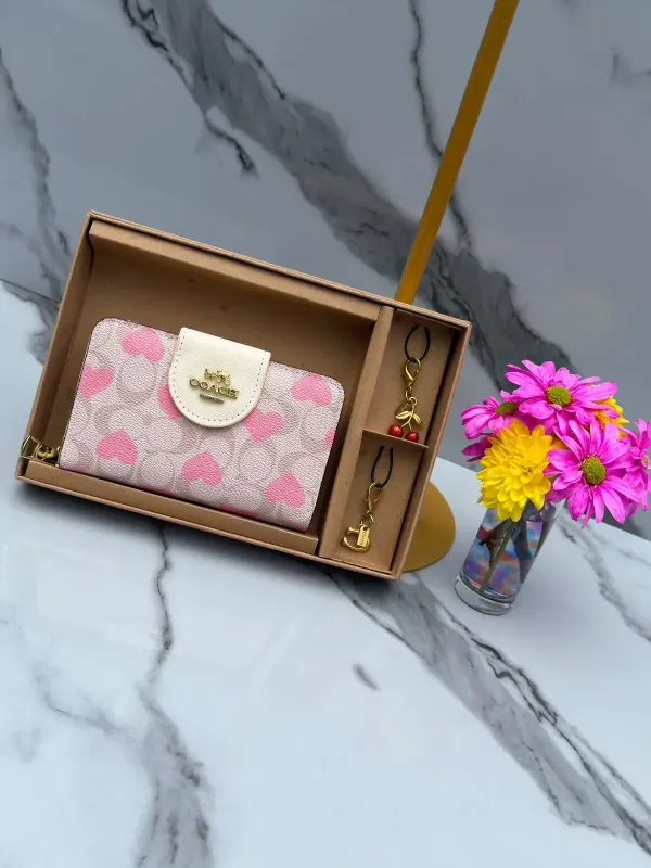Billetera Coach Rosa con Estampado de Corazones