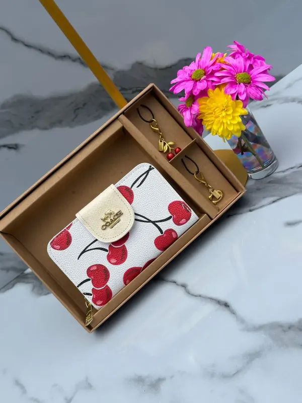 Billetera Coach Blanca con Estampado de Cerezas