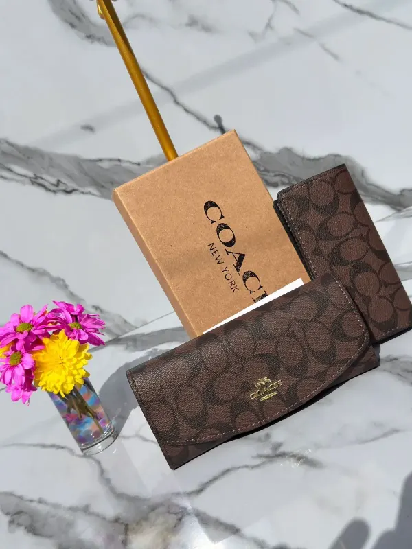 Set de Billetera Coach Café con Monograma