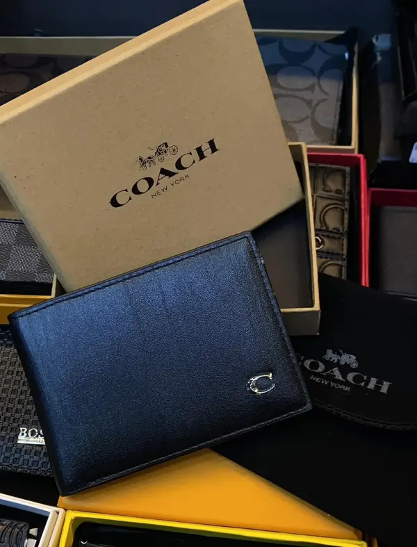 Billetera Coach Negra para Caballero con Logo Metálico