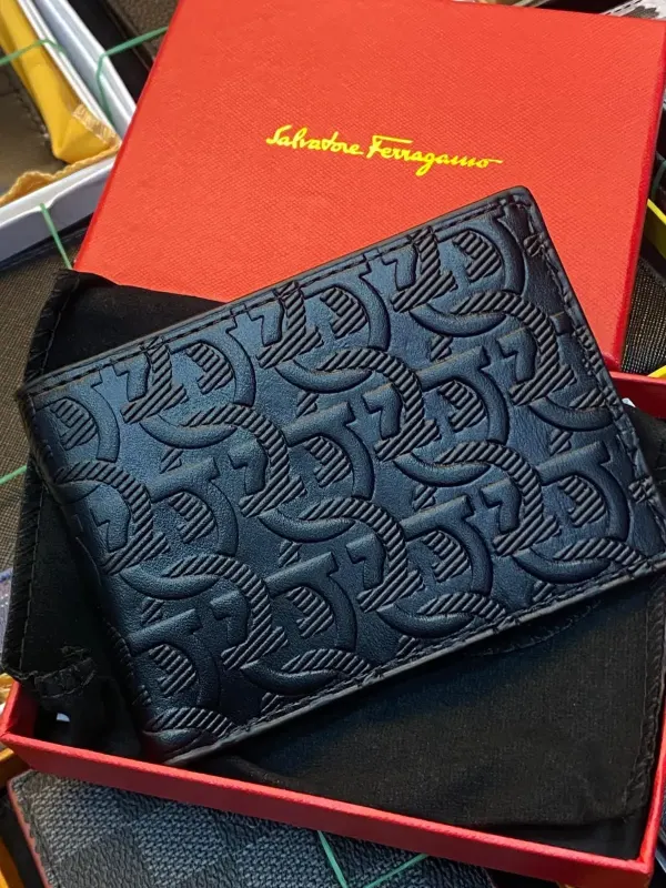 Billetera Salvatore Ferragamo Negra con Monograma Gancini en Relieve