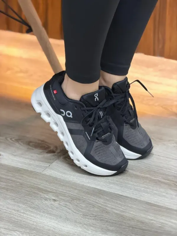 ON CLOUD RUNNER 2 NEGRA BLANCA