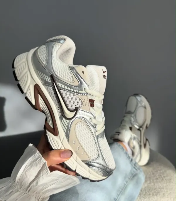 NIKE V5K PLATEADA CAFÉ
