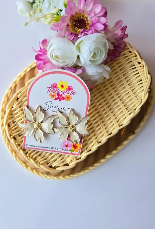 Aretes Rodinados flor crema