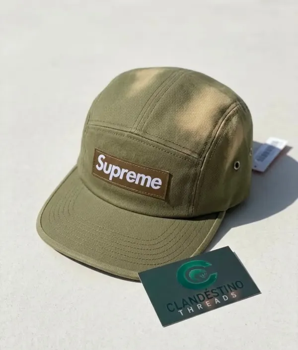 Gorra Supreme - Edición Camp Cap (Verde Oliva)