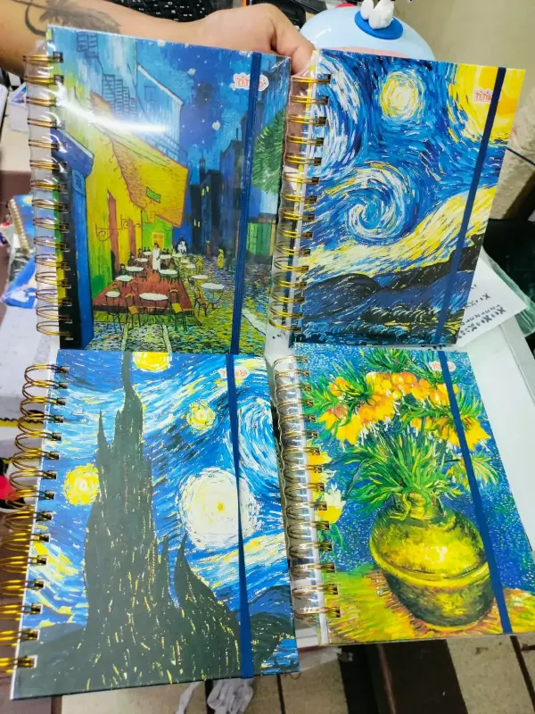Libreta van Gogh con stickers📌Francesa 200 hojas en raya y cuadro grande  📌Modelo al azar