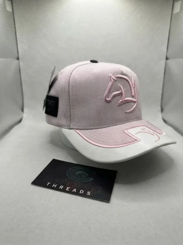 Gorra Yeison Jiménez – Edición (Rosa y Blanco)