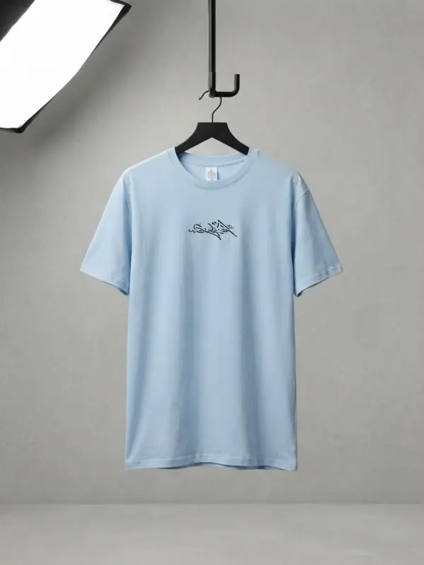 Camiseta „Collage Clásico” - Azul Cielo