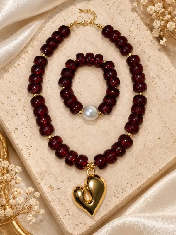 Collar marron con corazón