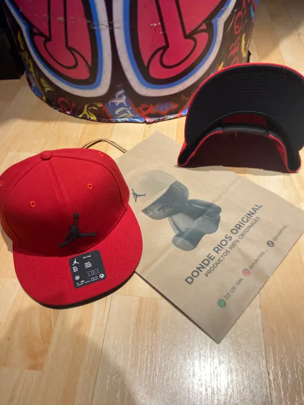 Gorra jordan roja muñeco negro