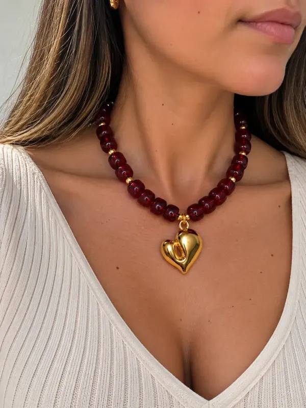 Collar marron con corazón