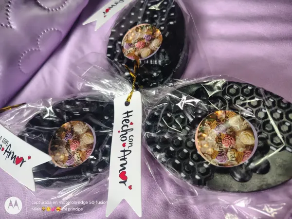 Jabón artesanal carbón activado con aceite de árbol de té