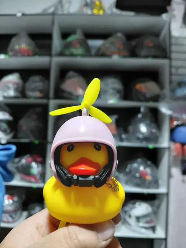 ADORNO PATITO AMARILLO MAFIOSO C/ROSADO UND - STD