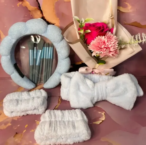 Balaca skincare + muñequeras + bincha + brochas de maquillaje