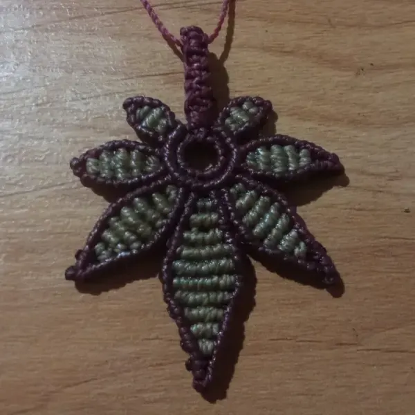 Hoja de canabbis tejido. En macrame