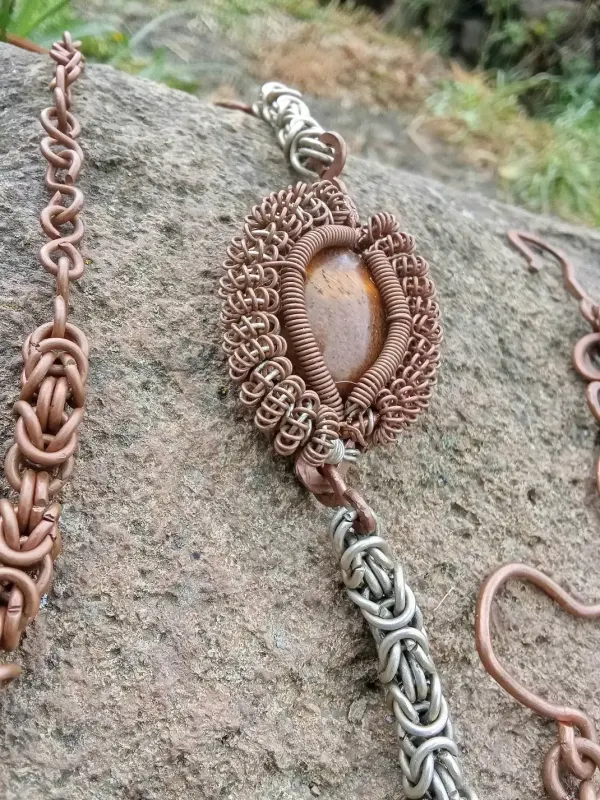 Pulsera. En punto. Inca y tejido choclo. Mineral natural. Ojo. De tigre