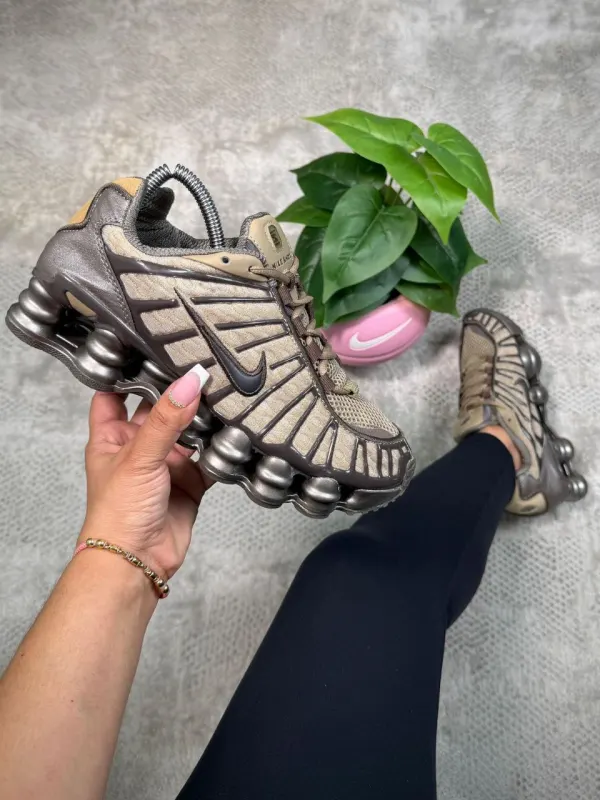 NIKE GUZANO