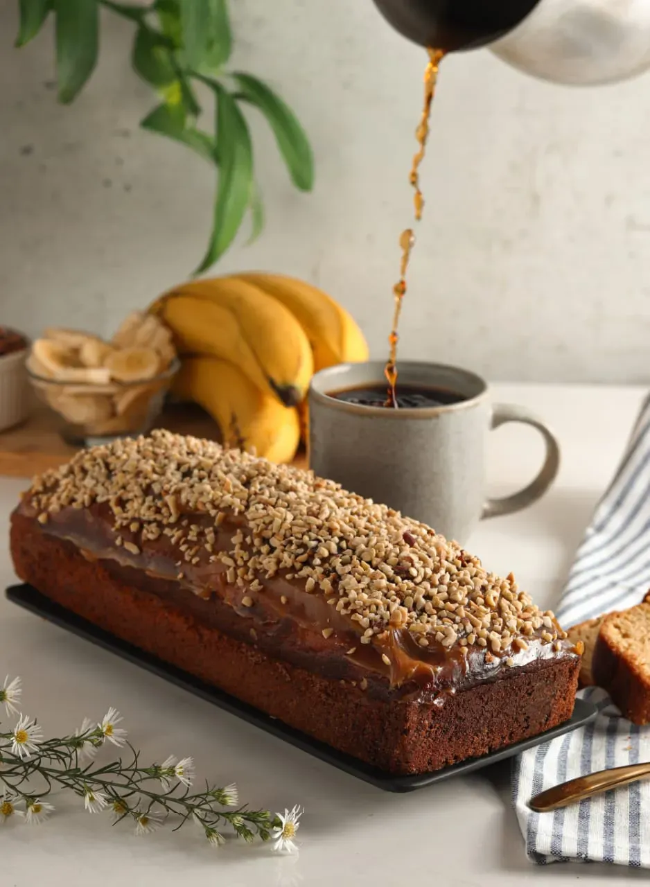 Porción de torta de banano con arequipe y maní