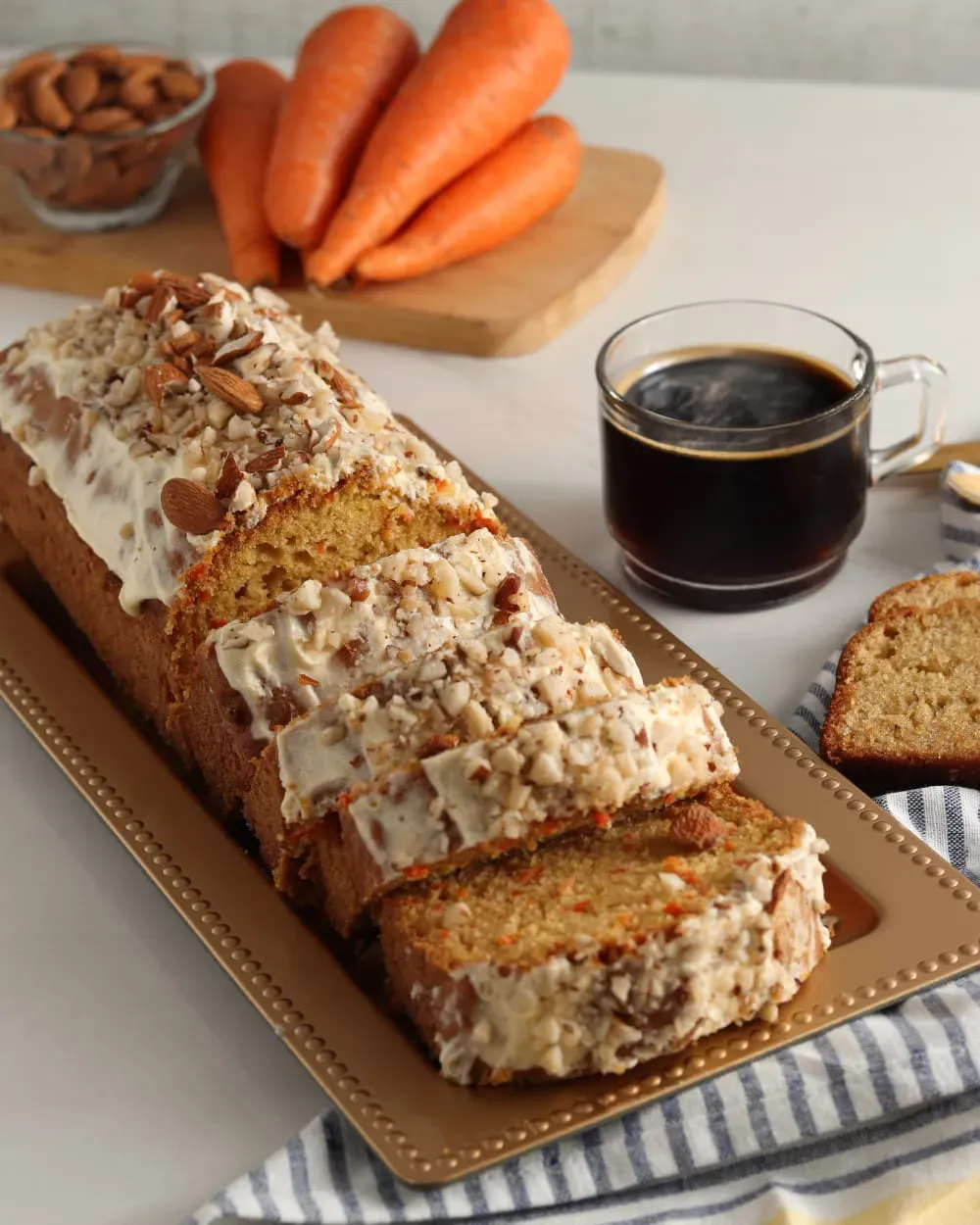 Porción de torta de zanahoria con queso crema y almendras