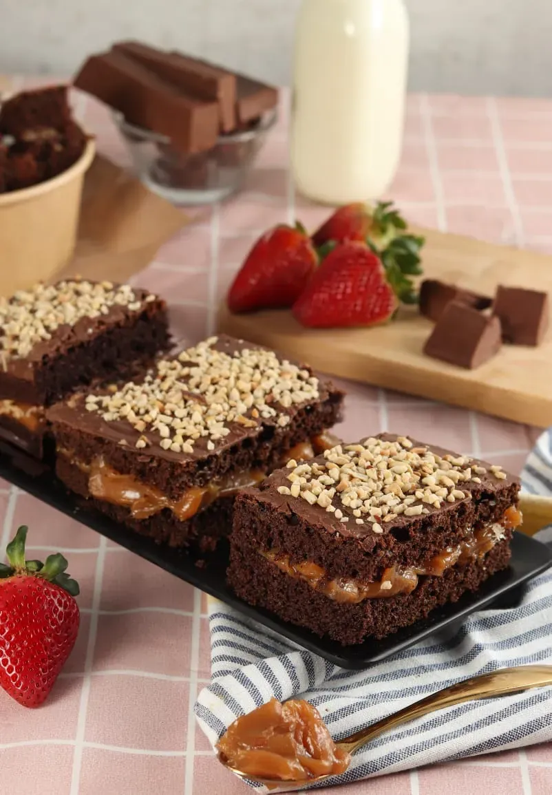 Brownie con arequipe y maní