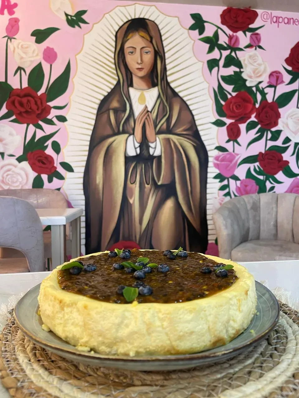 Porción de torta cheesecake de frutos amarillos