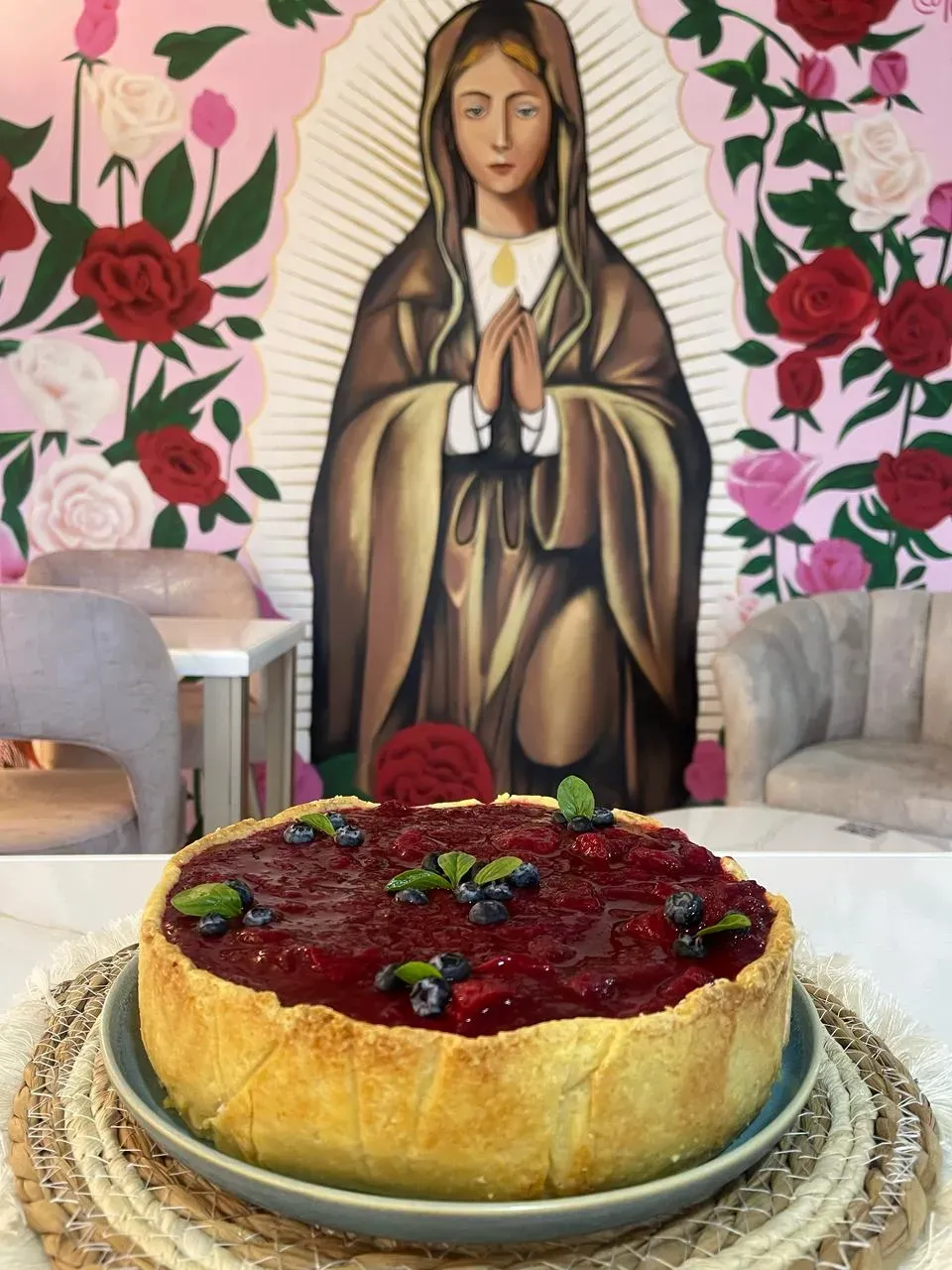 Porción de torta cheesecake de frutos rojos