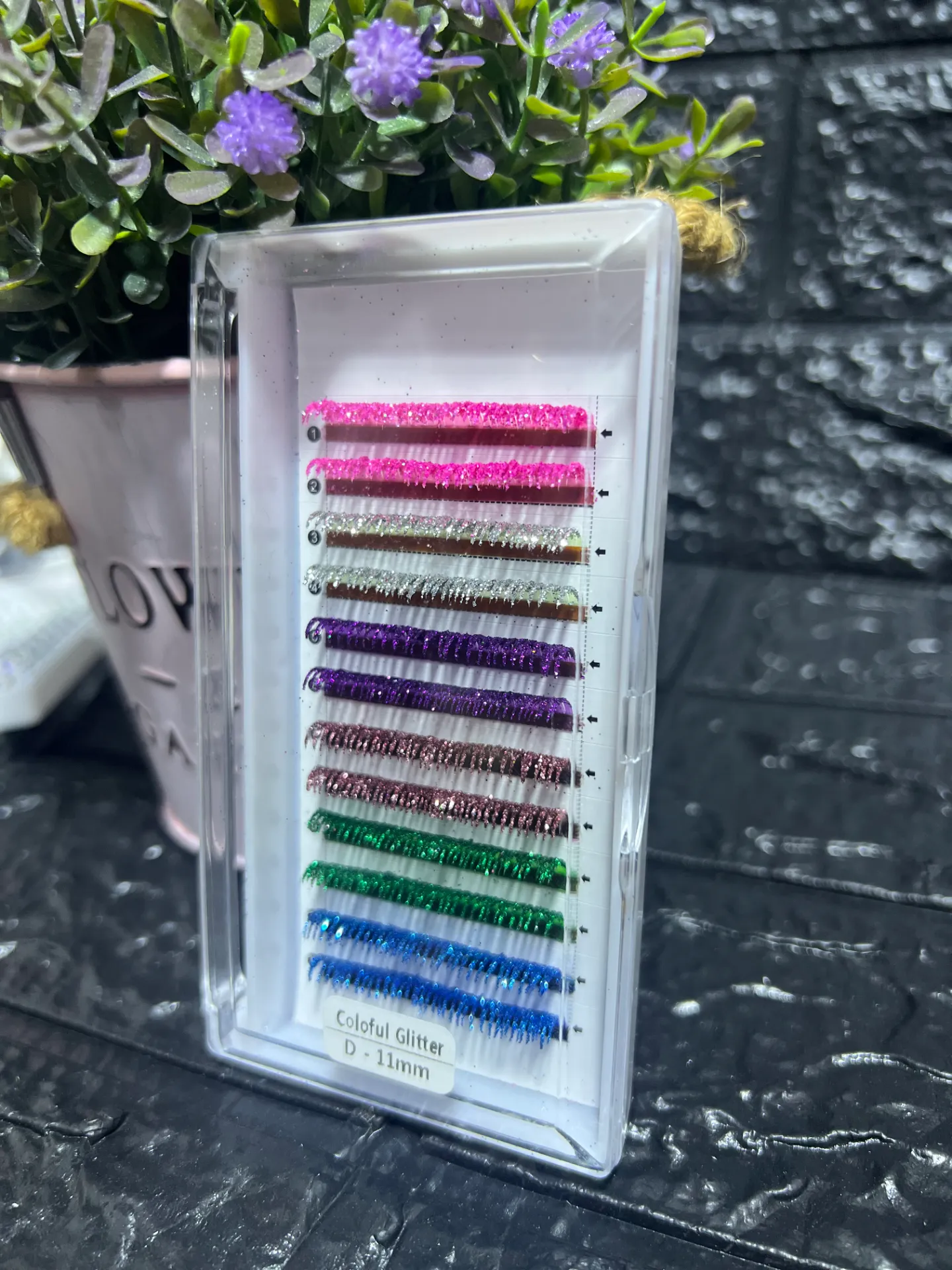 Pestañas de colores y brillos