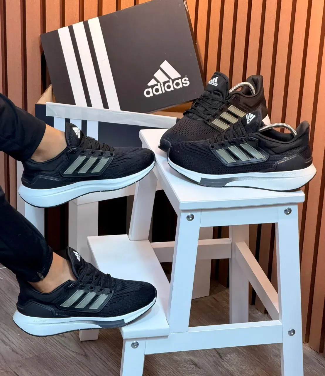 ADIDAS ULTRABOOST EQ211